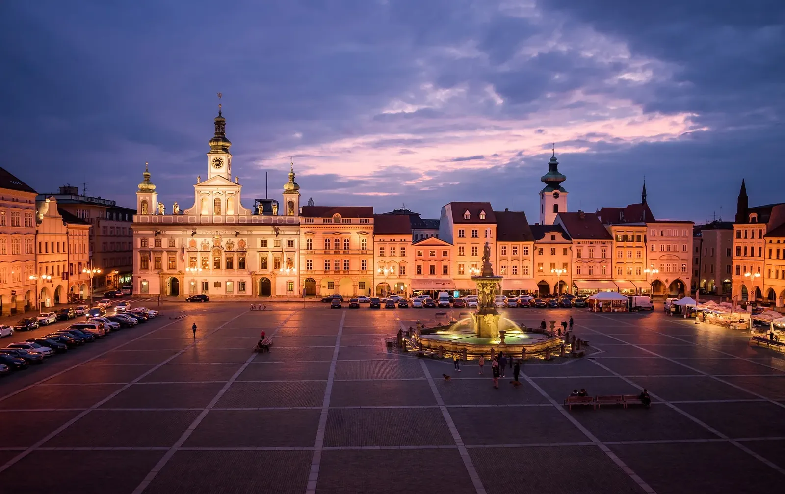 Náměstí Přemysla Otakara II. v Českých Budějovicích za soumraku